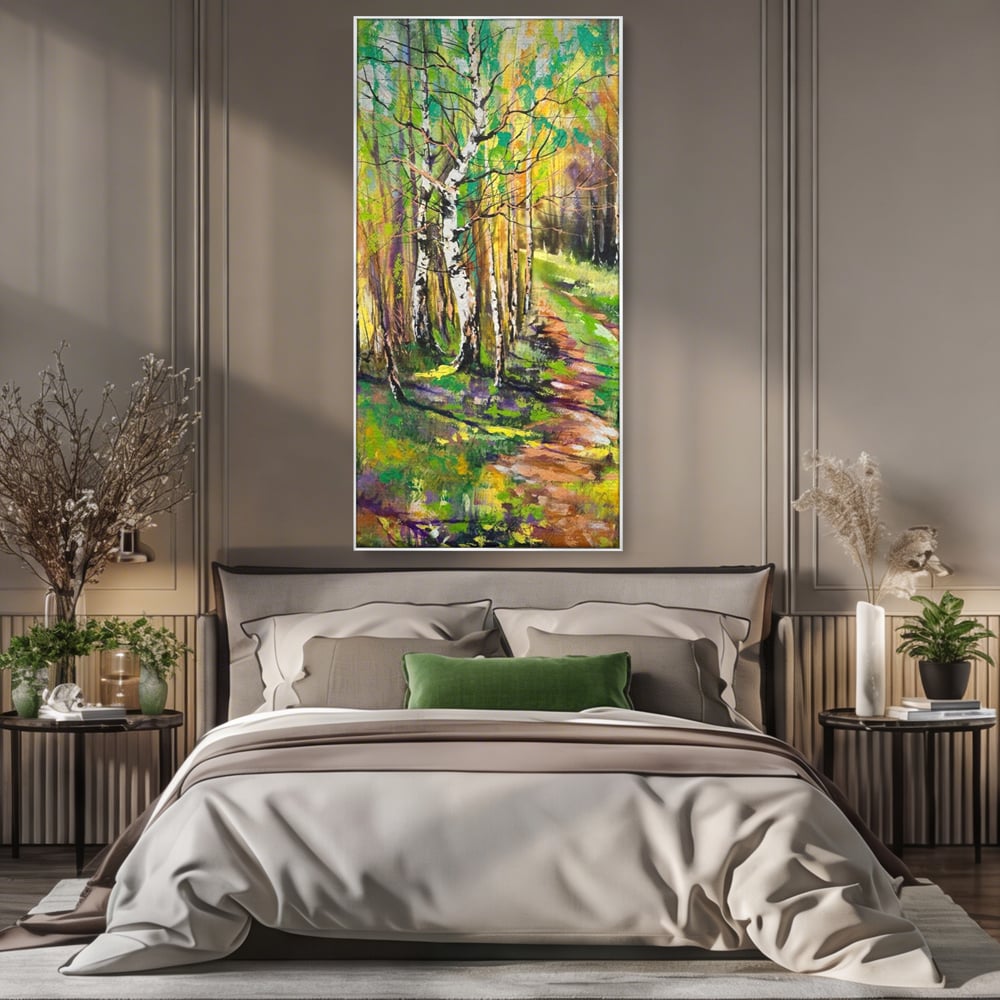 Tablou canvas cu tablou canvas cu padure si mesteacani, in rama de aluminiu argintiu, pe perete intr-un dormitor